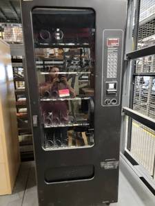 lot 38724 image: USI 24 Selection Snack Vending Machine