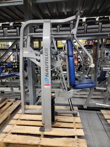 lot 38900 image: Nautilus Nitro Plus Verticle Chest Machine