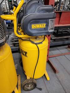 lot 38905 image: Dewalt 15 Gallon 1.6 Hp 5.0Cfm Portable Air Compressor