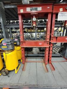 lot 38907 image: Sunex 40 Ton Air Over Hydraulic Press