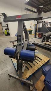 lot 38944 image: (2) Hammer Strength Decline Abdominal Benches