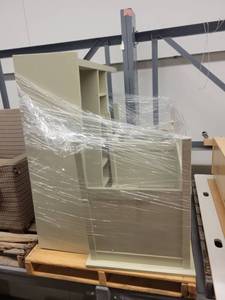 lot 38853 image: Office Desk with Hutch
