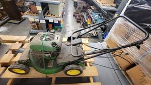 lot 38915 image: John Deere 190 CC 6.75 Engine Series Self Propelled Lawn Mower