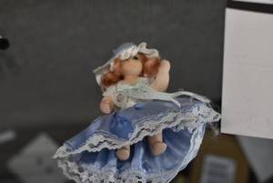 lot 1026 image: Lot of 5 Mini Porcelain Dolls  5 and 2.75