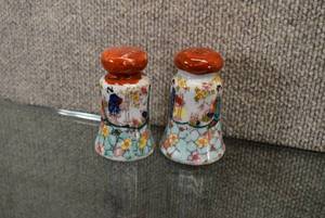 lot 3010 image: Vintage Pair Geisha Girls Salt and Pepper Shakers  Japan  3.25 x 2