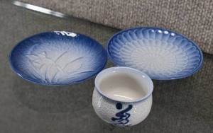 lot 3018 image: Lot of 3 Blue and White Porcelain