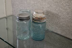 lot 3039 image: Lot of 4 Ball Mason Jars With Lids  Ball  5.25 x 3.5