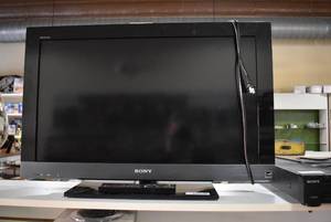 lot 6001 image: Bravia KDL-32EX500 LCD TV with Remote  Sony  19.25 x 31.5