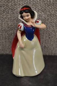lot 6044 image: Snow White Ceramic Figurine  Disney  6.25 x 3.5 x 2.75