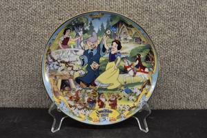 lot 6046 image: Snow White and the Seven Dwarfs Musical Plate  Disney  7.75