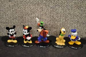 lot 6055 image: Lot of 5 Disney Ceramic Figures  Disney  2 to 1.5