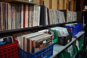 lot 9906 image: Lot of 50 Assorted Vinyl Records - Chosen Randomly from a BIG Collection