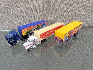 lot 3071 image: Lot of 2 Diecast Semi-Trucks & 3 Semi-Trailers