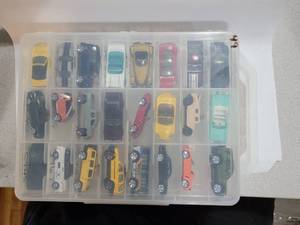 lot 3101 image: Clear Plastic 48 Diecast Car Carry Case With 26 Assorted Matchbox Vehicles
