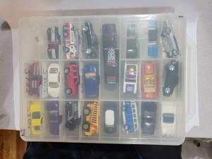 lot 3102 image: Clear Plastic 48 Diecast Car Carry Case With 47 Assorted Matchbox Vehicles
