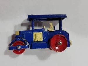 lot 3123 image: Matchbox 1988 Vintage Blue Tractor Recreation Diecast Vehicle
