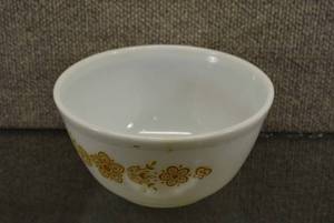 lot 1060 image: Butterfly Gold Mixing Bowl 402  Pyrex  1 12 Quart