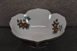 lot 1064 image: Imari Lotus Shaped Porcelain Bowl  3 x 7