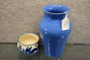 lot 1065 image: Lot of 2 Vintage Pottery Vase and Planter  7.75 x 4.5 and 2.25 x 3.75