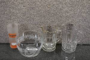 lot 1067 image: Lot of 4 Glass Destash Lot   Shot Glass, Bowl, and two Creamer Pitchers