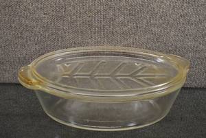 lot 1072 image: Glass Roaster with Meat Tray Lid  13.5 x 8.5 x 4.5