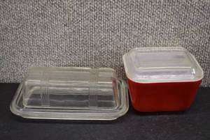 lot 2029 image: Vintage lot of 2 Refrigerator Dish and Covered Butter Dish  Pyrex  3.75 x 3.5 x 3 and 7 x 4 x 2 x 2.25