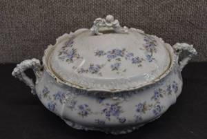 lot 2046 image: Vintage Eglantine Porcelain Serving Dish  Germany  8.5 x 5.5