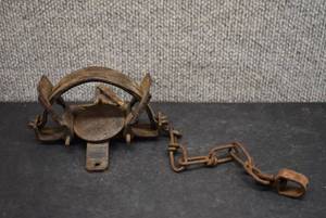 lot 2056 image: Montoomep Step-In Leg Hold Trap