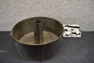 lot 2069 image: Vintage Lot of 2 Swans Down Cake Pan and Cow Cookie Cutter  E. Katzinger Co.  9 x 4.75 and 4 x 3