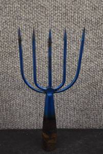 lot 2076 image: Vintage Blue Frog Gig Head  9.5 x 4