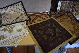 lot 5030 image: Lot of 7 Square Throw Pillow Cases and One Mat  16 x 16