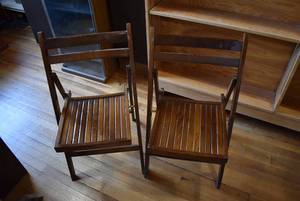 lot 5039 image: Lot of 2 Vintage Wood Folding Chairs