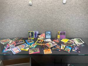 lot 1652 image: Lot of Assorted Non-Sport Trading Cards  Movies, Video Games, Dinosaurs & More