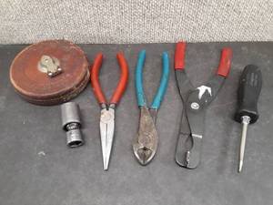 lot 5003 image: Lot of 6 Tools  Dartmouth Measure, MAC XUP166A Socket, Snap-On SDD2 Screwdriver, and More