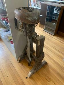 lot 1 image: Vintage Pull Start Boat Motor With Stand   LOCAL PICKUP ONLY 