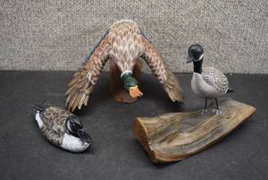 lot 1029 image: Lot of 3 Carved and Painted Wood Ducks   4 x 1.5, 6.5 x 5 and 6.75 x 4.25