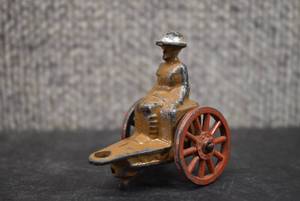 lot 1045 image: WWI Shell Carrier with Soldier on Shell Box  Manoil  2.25 x 1.25