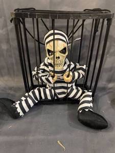 lot 20046 image: HANGING SKELTON DECOR