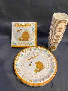 lot 39147 image: HONEY BEE PAPER TABLE WEAR SET