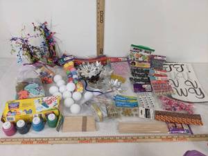 lot 365 image: Art Supplies