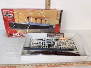 lot 386 image: Titanic Model