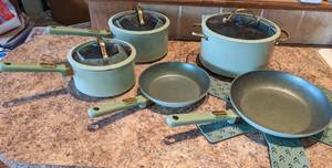 lot 389 image: 8 Piece Thyme & Table Pot & Pan Set