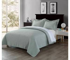 lot 5522 image: Porch & Den Clarita Microfiber Water Stain Resistant Quilt Retail$85