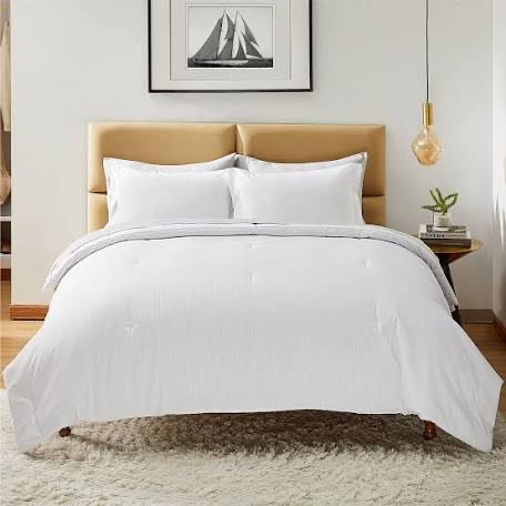 lot 8776 image: queen sized comforter (white)