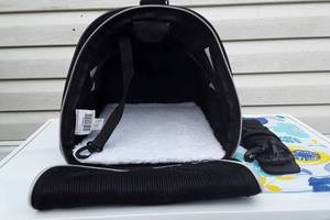 lot 43063 image: Traveling Pet Carrier (Black) - For car-attaches to seat