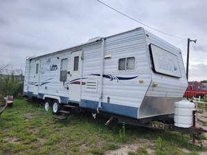 lot 3710 image: 1998 Tahoe Travel Trailer 27FK