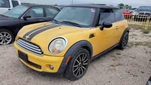 lot 3729 image: 2007 Mini Cooper, Yellow