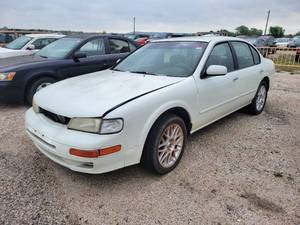 lot 3733 image: 1999 White Nissan Maxima