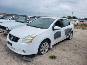 lot 3735 image: 2010 White Nissan Sentra