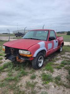 lot 3622 image: 1999 Chevrolet S10 2200 SFI Red